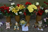 Des fleurs, des bougies et des jouets d'enfants déposés devant le centre commercial de Krementchouk (Ukraine), le 28 juin 2022, au lendemain d'une frappe de missile russe