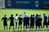 Le nouvel entraîneur des Girondins de Bordeaux, l'Uruguayen Gustavo Poyet (c) au milieu de ses joueurs à l'entraînement, le 29 juin 2018 au Haillan, près de Bordeaux 