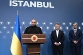Le ministre ukrainien de la Défense Roustem Oumerov(G) lors d'une conférence de presse le 2 juin 2025 à Istanbul