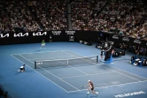 Le joueur de tennis italien Jannik Sinner frappe la balle lors de sa victoire en finale de l'Open d'Australie contre le Russe Daniil Medvedev à Melbourne le 28 janvier 2024