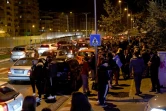 Des habitants se sont rassemblés dans la rue à Tirana après un séisme en Albanie, le 26 novembre 2019