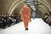 Un mannequin du défilé du designer britannique Craig Green lors de la Fashion week hommes de Londres, le 7 janvier 2019