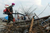 Un soldat indonésien pulvérise du désinfectant à Petobo, près de Palu en Indonésie, le 16 octobre 2018, près d'un mois après le passage d'un tsunami dévastateur