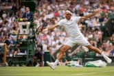 Le Suisse Roger Federer, à la volée face au Français Richard Gasquet, lors de leur match du 2e tour au tournoi de Wimbledon, le 1er juillet 2021 à Londres