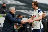 Jose Mourinho et Harry Kane se congratulent l'issue de la victoire de Tottenham face à Leeds United à Londres, le 2 janvier 2021
