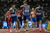 Le Britannique Josh Kerr (au centre) franchit la ligne d'arrivée du 1.500 m en tête devant les Norvégiens Jakob Ingebrigtsen (à droite) et Narve Gilje (à gauche), lors des Mondiaux d'athlétisme à Budapest, Hongrie, le 23 août 2023