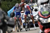 Thibaut Pinot (g) est réconforté par son équipier William Bonnet au moment de son abandon lors de la 19e étape du Tour de France entre Saint-Jean-de-Maurienne et Tignes, le 26 juillet 2019