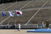 Un athlète assure le dernier relais de la flamme olympique avant la cérémonie de sa remise solennelle au Japon, le 19 mars 2020 à Athènes .