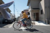 Le YouTuber et acteur français Cyprien au guidon d'un vélo pendant le tournage d'un film à Tokyo le 2 avril 2019