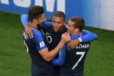 L'attaquant des Bleus Kylian Mbappé (c) félicité par ses coéquipiers Olivier Giroud et Antoine Griezmann après son but contre le Pérou, le 21 juin 2018 à Ekaterinbourg