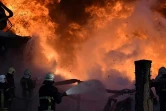 Des pompiers luttent contre un incendie sur un site de stockage de pétrole à Lutsk (nord-ouest de l'Ukraine, le 27 mars 2022 après un bombardement