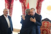 Photo transmise par la présidence turque le 20 avril 2024 montrant le président turc Recep Tayyip Erdogan (D) donnant l'accolade à Khaled Mechaal, l'un des principaux dirigeants du Hamas, lors d'une rencontre avec le chef du Hamas, Ismaïl Haniyeh (G)à Istanbul
