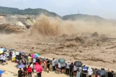 De l'eau s'échappe du barrage de Xiaolangdi à Luoyang dans la province du Henan dans le centre de la Chine, le 5 juillet 2021