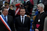 Le maire d'Orléans Olivier Carre, le ministre de l'Economie Emmanuel Macron et l'évêque d'Orléans Mgr Jacques Blaquart pendant les "fêtes johanniques" d'hommage à Jeanne d'Arc à Orléans le 8 mai 2016