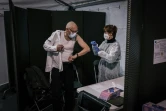 Un homme se fait vacciner contre le Covid-19 au Palais des sports de Lyon, utilisé comme centre de vaccination, le 14 janvier 2021