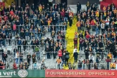 Spectateurs et supporters de Lens dans des travées sans siège du stade Félix Bollaert, à Lens, le 1er avril 2019 