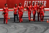 Le pilote Ferrari Sebastian Vettel (2e à gauche) et son équipe scrutent le circuit de Spielberg, le 2 juillet 2020, à la veille des essais pour la reprise de la F1