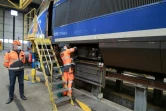 Révision d'un TGV au Technicentre Atlantique de Châtillon, le 14 mai 2020 dans les Hauts-de-Seine