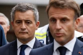 Le ministre de l'Intérieur Gérald Darmanin se tient aux côtés du président Emmanuel Macron lors d'une visite au collège-lycée d'Arras, le 13 octobre 2023, après le meurtre d'un professeur poignardé à mort par un jeune homme fiché pour radicalisation