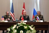 Les trois chefs d'état-major, le Turc Hulusi Akar (C), l'Américain Joseph Dunford (G) et le Russe Valery Gerasimov le 7 mars 2017 à Antalya (sud de la Turquie) 