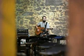 Un musicien joue dans un restaurant vide du quartier Santa Teresa à Rio de Janeiro, au Brésil, le 27 juillet 2017