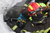 Un enfant sauvé des décombres d'un hôtel dévasté par une avalanche à Farindola, en Ialie, le 20 janvier 2017, photo fournie par les pompiers italiens 