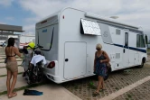 Un camping-car et ses occupants sur un parking à Castellon de la Plana, sur la côte est de l'Espagne, le 4 juillet 2020