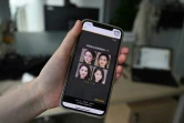 Un employé de XiaoIce montre sur son smartphone des photos de femmes virtuelles qui peuvent être choisies comme petites amies, le 5 juillet 2021 à Pékin