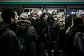 Des voyageurs sortent d'une voiture du métro parisien bondée tandis que d'autres attendent pour y entrer, en décembre 2019 lors d'une grève à la RATP 