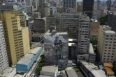 Vue aérienne de la fresque de l'artiste Mundano "Le pompier de la forêt" à Sao Paulo, le 13 octobre 2021
