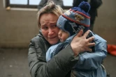 Une femme serre son enfant alors qu'elle tente de monter à bord d'un train au départ de Lviv, dans l'ouest de l'Ukraine, en direction de la Pologne, le 3 mars 2022