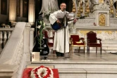 Un prêtre joue de la guitare pendant la messe hommage à Johnny Hallyday à l'égilse de la Madeleine à Paris, le 9 décembre 2018