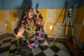 La danseuse folklorique Aasha Sapera donne des cours en visioconférence, le 13 août 2020 à Jodhpur, en Inde
