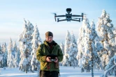 L'éleveur de rennes Daniel Viklund utilise un drone pour suivre ses bêtes lorsqu'il n'y a pas assez de neige pour utiliser la motoneige, le 4 février 2020 près de Ornsköldsvik, dans le nord de la Suède