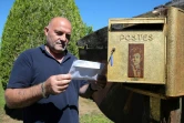 Bernard Colin, le gardien du cimetière de l'Ouest à Charleville-Mézières depuis 37 ans, sort une lettre de la boîte aux lettres dédiée au poète Arthur Rimbaud, le 21 juin 2019