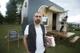 Plus spacieuse qu'une roulotte et plus durable qu'une caravane, la librairie itinérante offre quelque 2.700 ouvrages rangés dans ses étagères