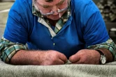 Un employé dans la fabrique Arpin à Séez en Savoie, le 9 novembre 2017