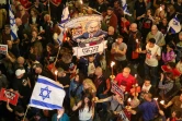 Manifestation, le 6 avril 2024 à Tel-Aviv, contre le Premier ministre israélien Benjamin Netanyahu et pour réclamer la libération des 129 otages toujours captifs, dont 34 sont morts selon l'armée, sur les quelque 250 enlevés le 7 octobre lors de l'attaque du Hamas
