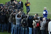 Le sélectionneur de l'équipe de France Raymond Domenech montre à la presse le communiqué de ses joueurs, le 20 juin 2010 à Knysna en Afrique du Sud