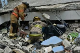 Les secours à la recherche de survivants au milieu des décombres le 17 avril 2016 à Gauyaquil 