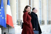 Ségolène Royal et Bernard Cazeneuve à la sortie du conseil des ministres le 10 février 2016 à l'Elysée à Paris