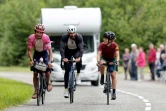 Des cyclistes amateurs se joignent régulièrement à Lachlan Morton (à gauche), comme ici dans l'ascension du col de la Core, en Ariège, le 8 juillet 2021