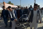 Le corps d'une écolière tuée dans un attentat à la bombe est transporté pour être enterré à Dasht-e-Barchi, près de Kaboul, le 9 mai 2021