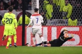 Le milieu lyonnais Martin Terrier  voit sa tentative stoppée par Marc-Andre Ter Stegen du FC Barcelone, le 19 février 2019 au Parc OL