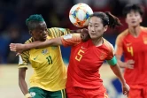 La Chinoise Haiyan Wu (d) à la lutte avec la Sud-Africaine Thembi Kgatlana au Mondial féminin, le 13 juin 2019 au Parc des Princes 