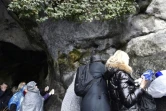 Des pélerins en prière à la grotte Massabielle le 11 février 2016 à Lourdes