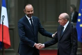 Le Premier ministre Edouard Philippe serre la main de Gérard Collomb, ministre de l'Intérieur qui vient de démissionner, le 3 octobre 2018 à Paris