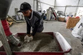 Un employé de l'entreprise African Recycling qui transforme le plastique en granulés, le 25 novembre 2021 à Tunis