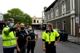 Les services de secours inspectent les maisons endommagées par le séisme à Melbourne le 22 septembre 2021