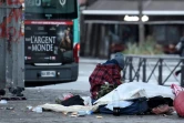 Un sans-abri assis à un carrefour parisien le 24 décembre 2017